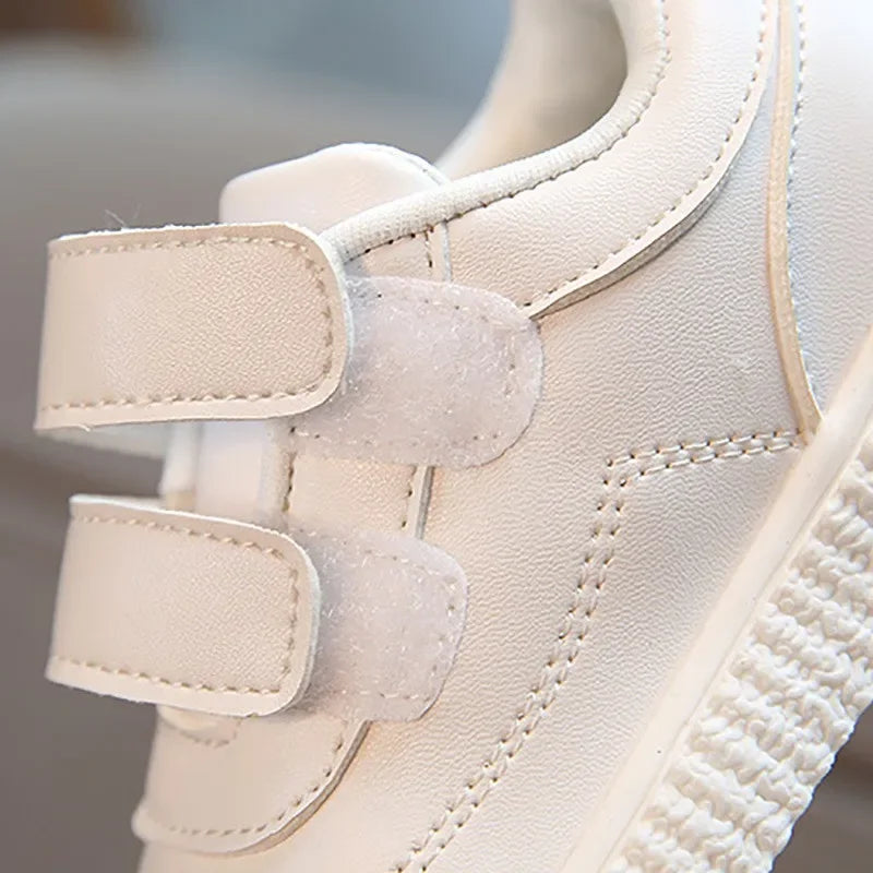 סניקרס חלקות קלאסיות לבנות